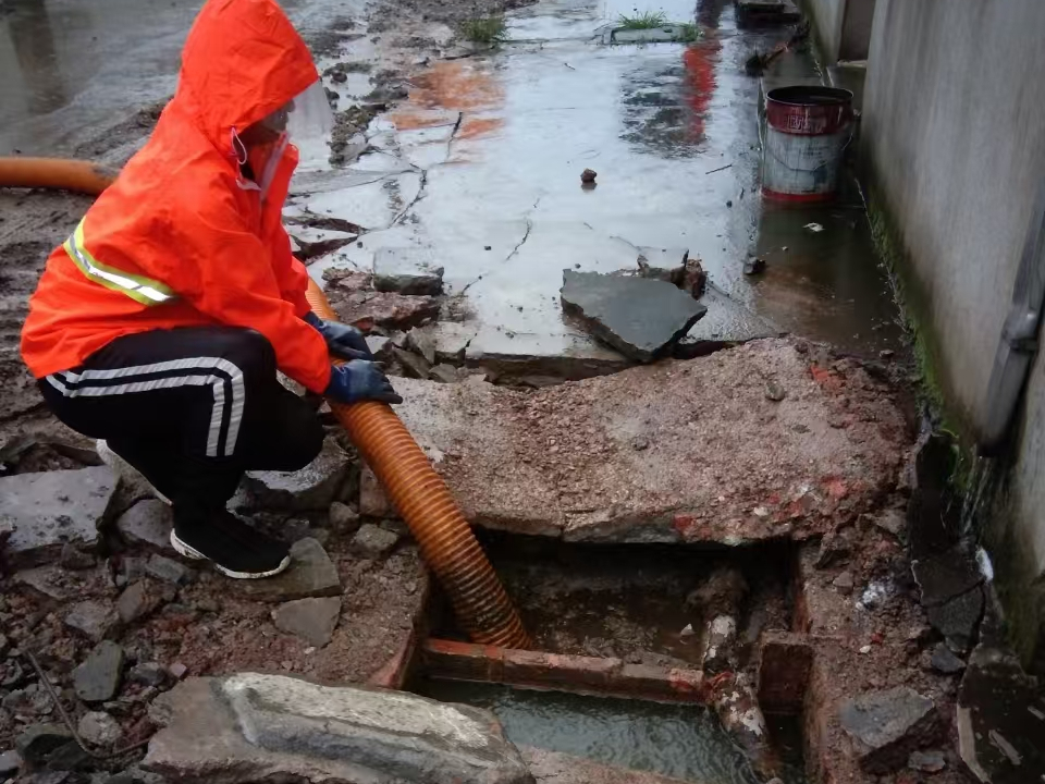 习水专业清理污水池 炜誉市政以规范流程守护城市 “肠道”