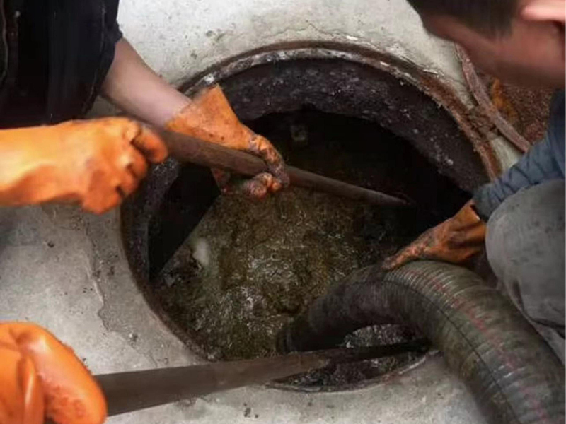 习水清理化粪池时如何避免沼气的危害?